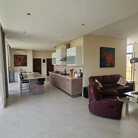 Lunzjata Mansions Penthouse Appartamento